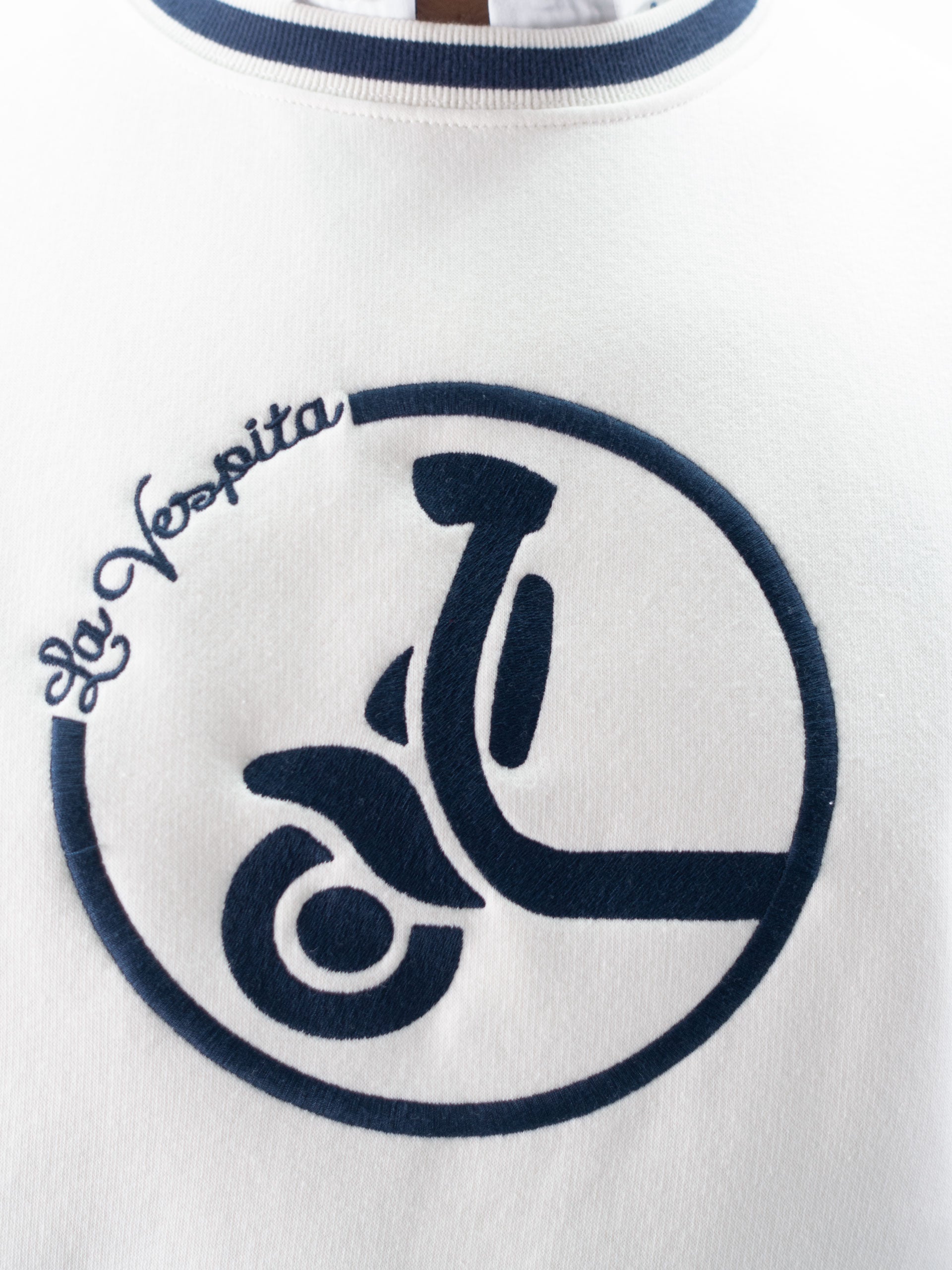 SUDADERA CUELLO CAJA BORDADO LA VESPITA BLANCO