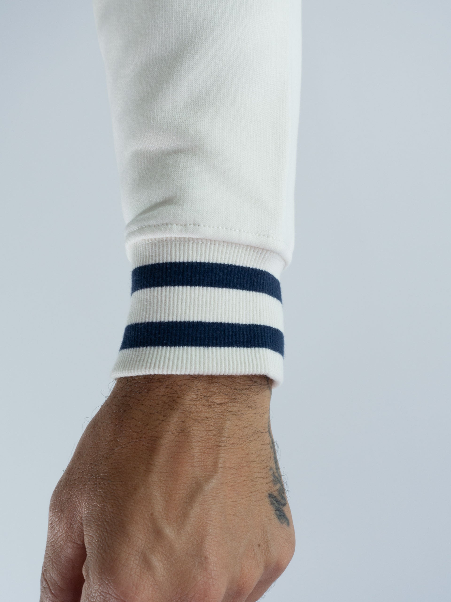 SUDADERA CUELLO CAJA BORDADO LA VESPITA BLANCO